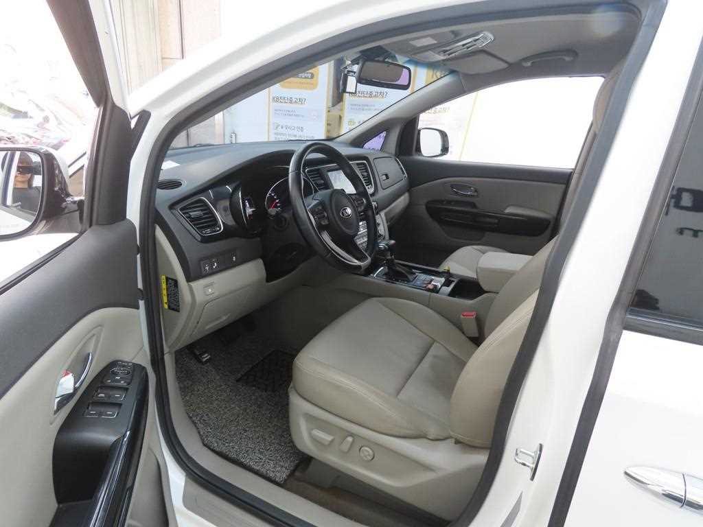KIA Carnival - Vista 7
