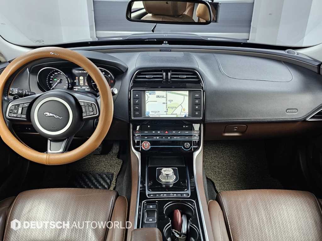 Jaguar XE - Vista 9