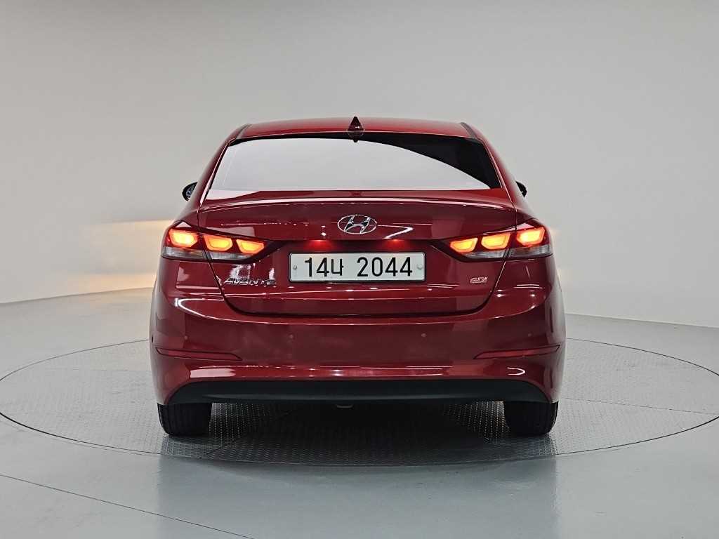 HYUNDAI Avante - Vista 3