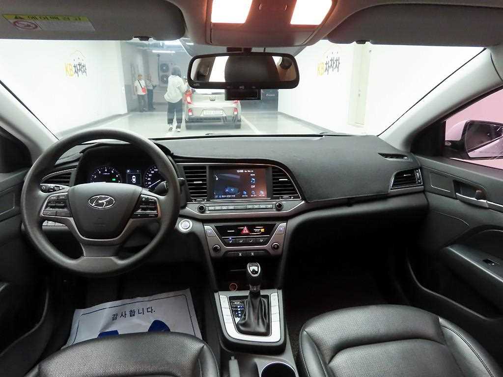 HYUNDAI Avante - Vista 9