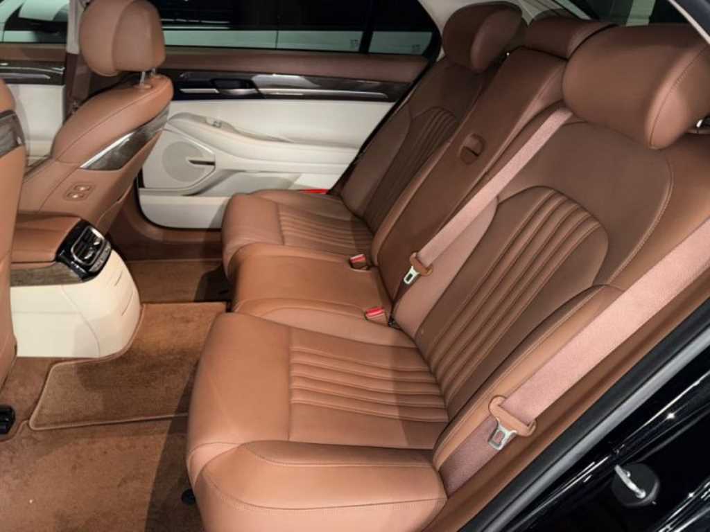 Genesis G90 - Vista 10