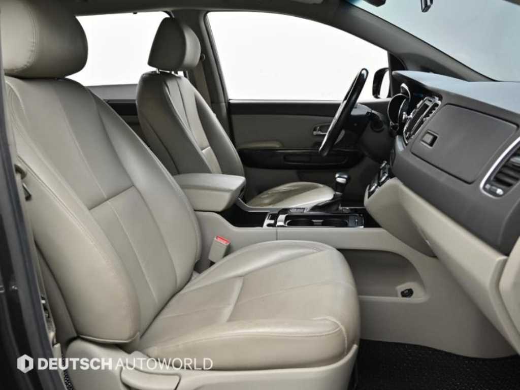 KIA Carnival - Vista 12