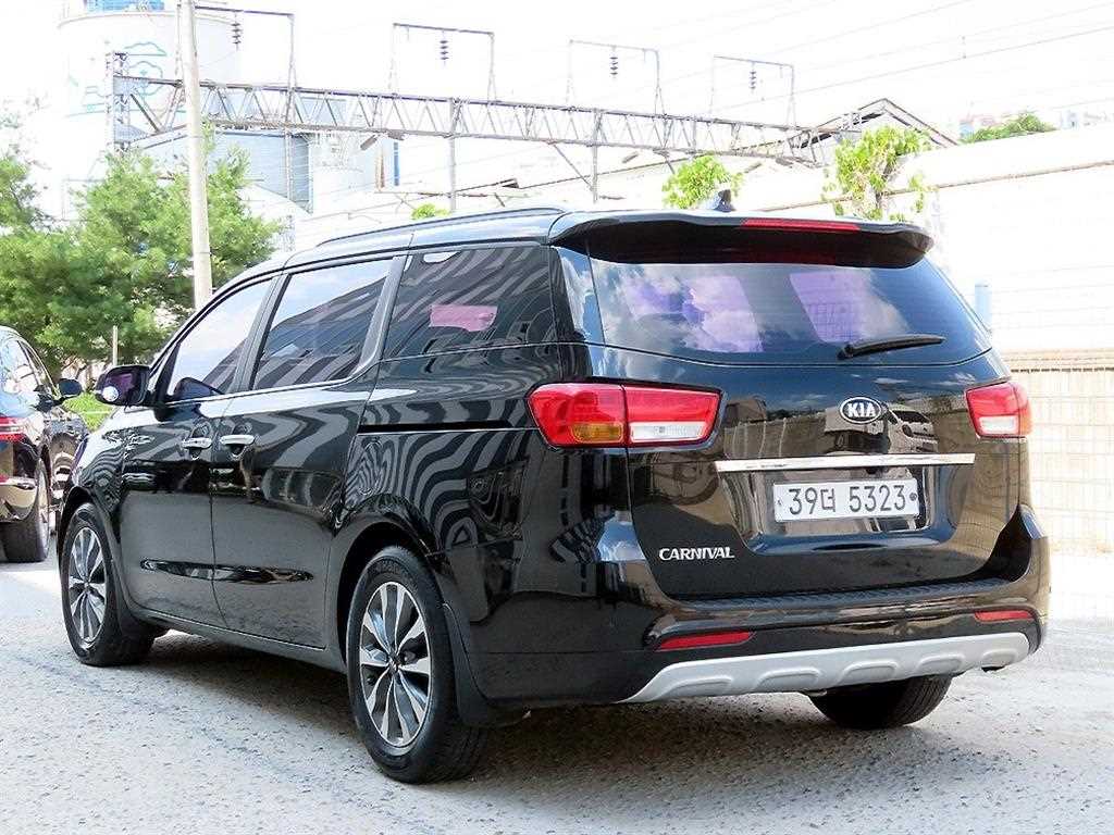 KIA Carnival - Vista 3