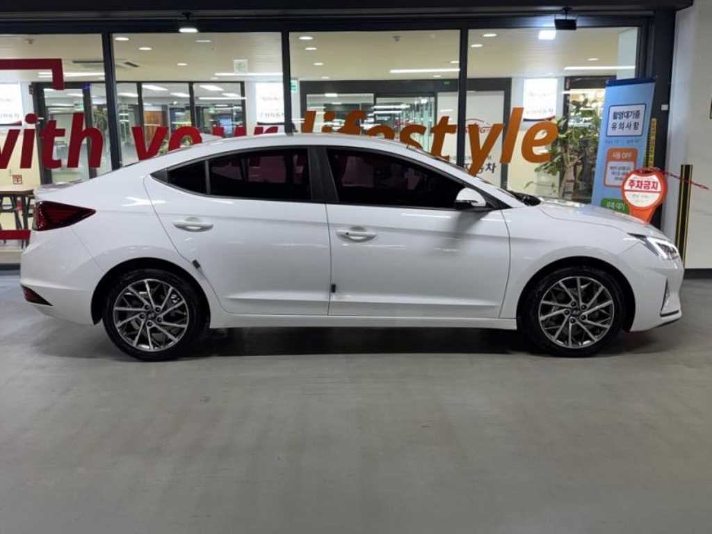 HYUNDAI Avante - Vista 3