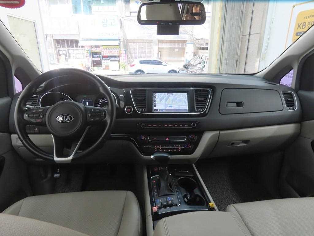 KIA Carnival - Vista 9