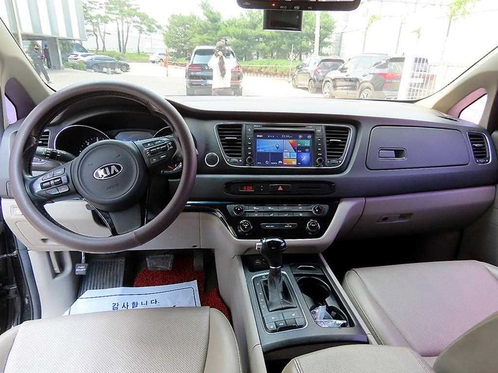 KIA Carnival - Vista 9