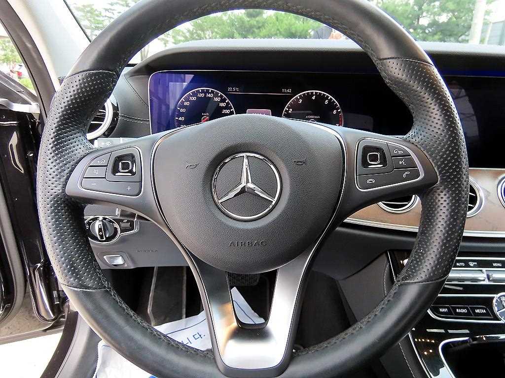 Mercedes Benz E class - Vista 10