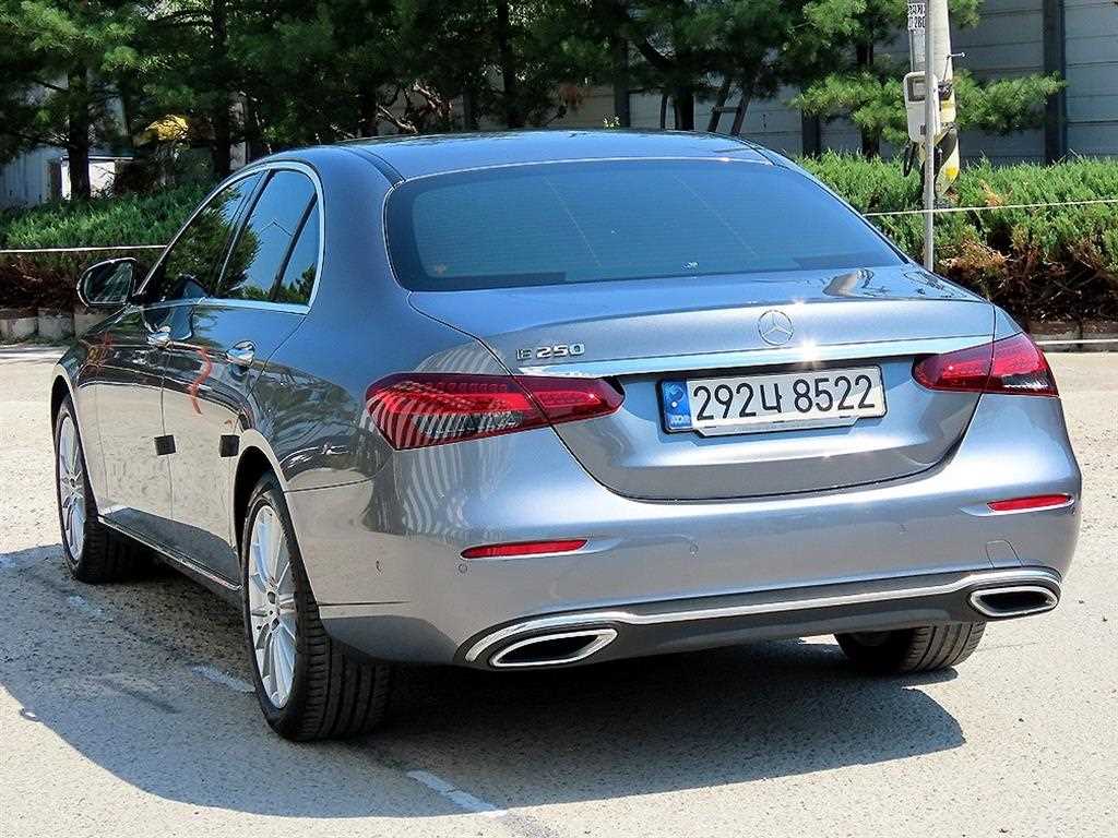 Mercedes Benz E class - Vista 3