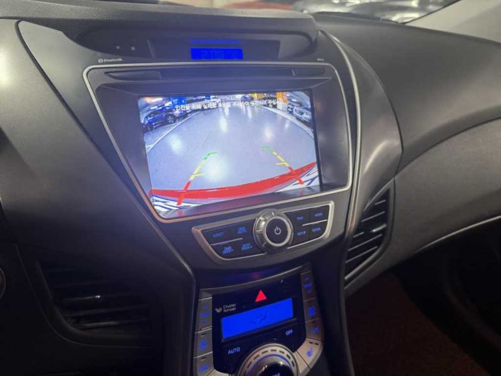 HYUNDAI Avante - Vista 10