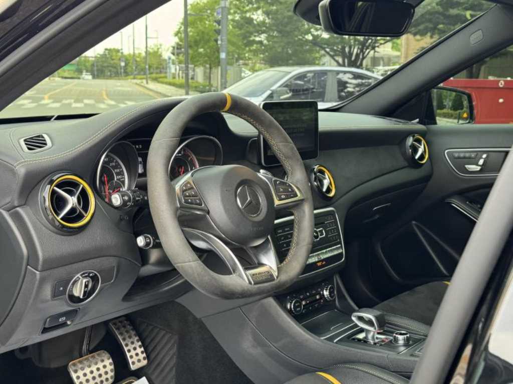 Mercedes Benz GLA Class - Vista 12