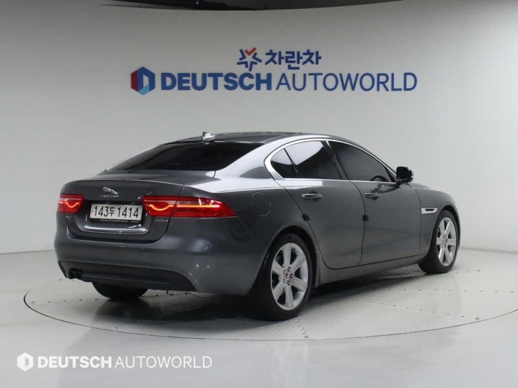 Jaguar XE - Vista 2