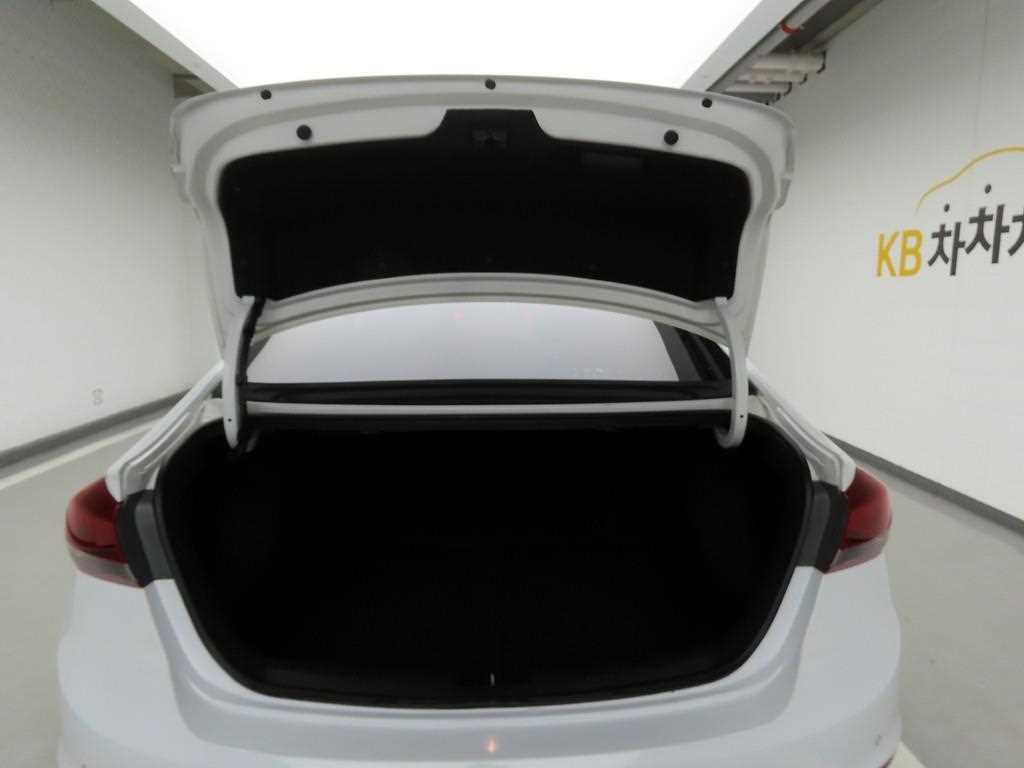 HYUNDAI Avante - Vista 7