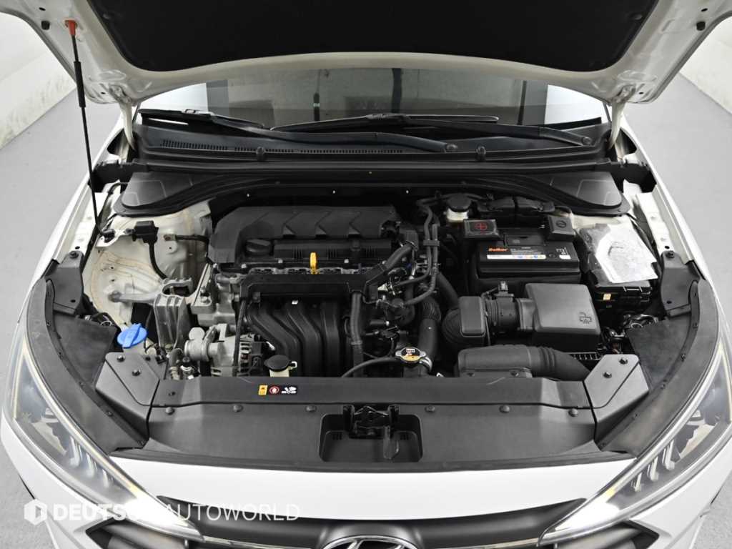 HYUNDAI Avante - Vista 9