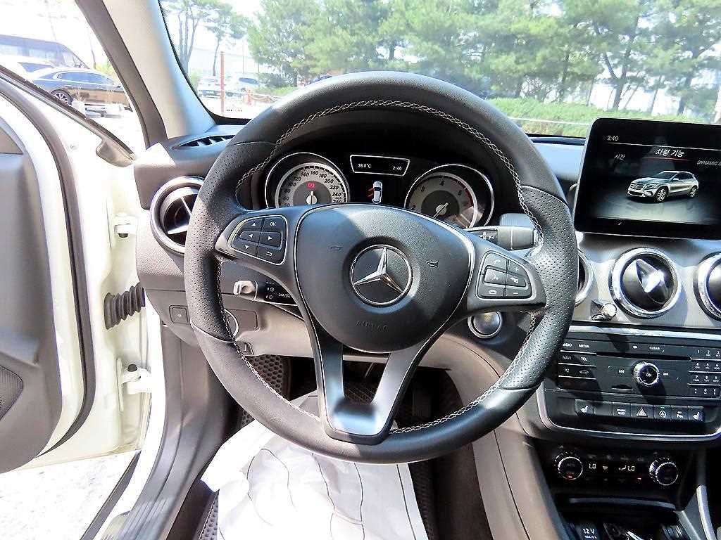 Mercedes Benz GLA Class - Vista 10