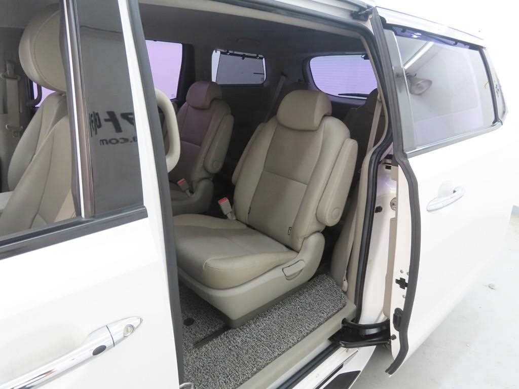 KIA Carnival - Vista 8
