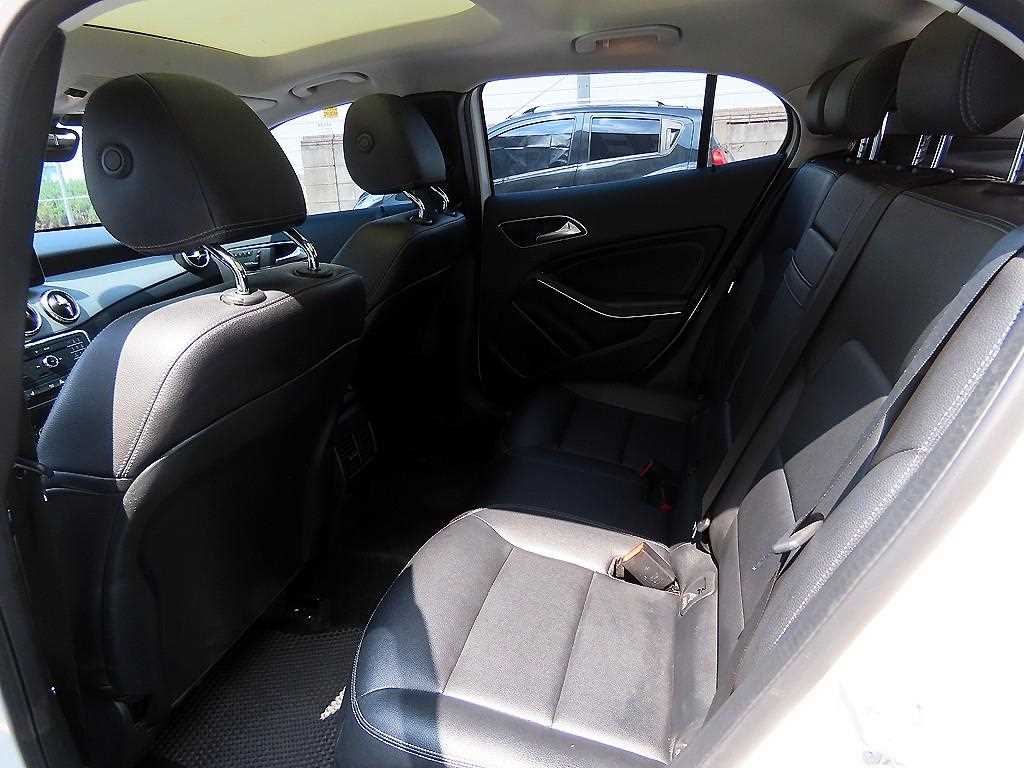 Mercedes Benz GLA Class - Vista 8