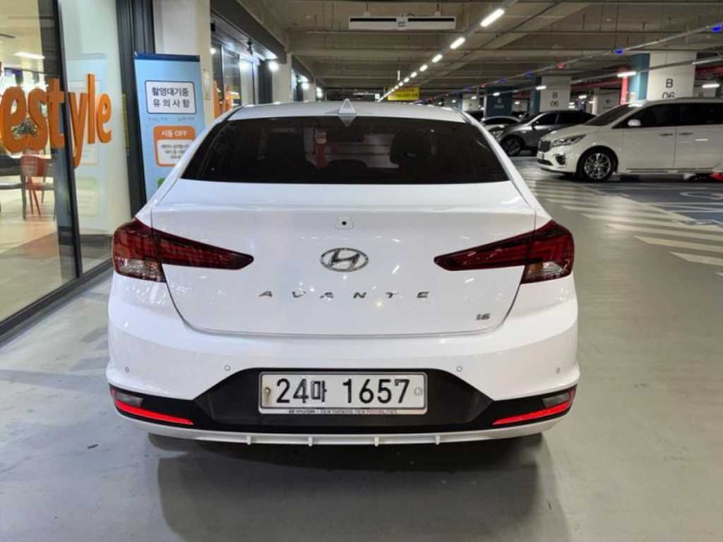 HYUNDAI Avante - Vista 7