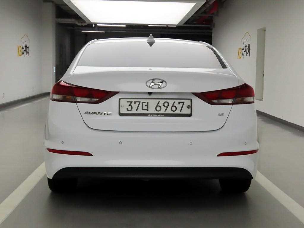 HYUNDAI Avante - Vista 3