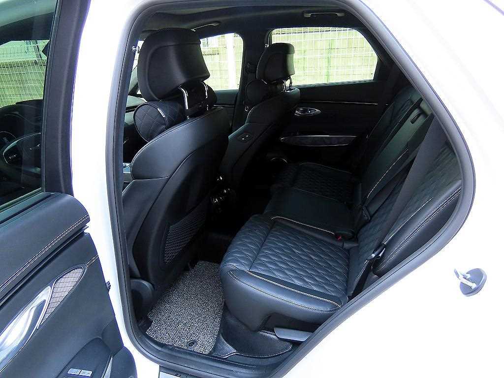 Genesis GV70 - Vista 8