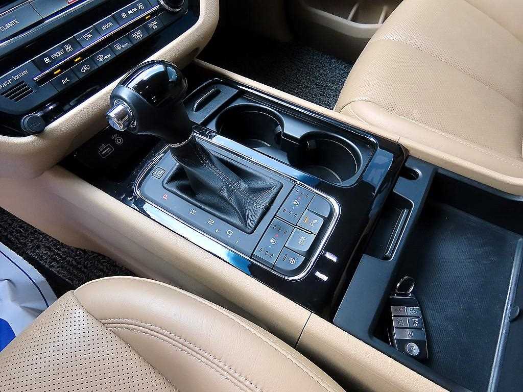 KIA Carnival - Vista 12