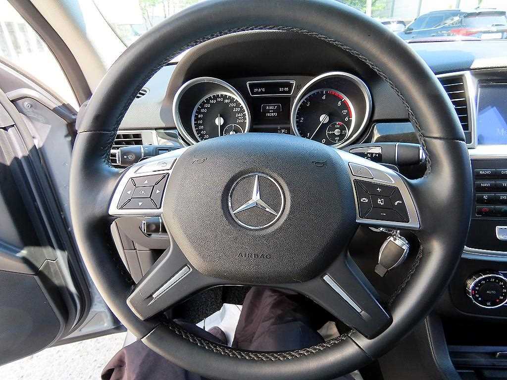 Mercedes Benz M Class - Vista 10