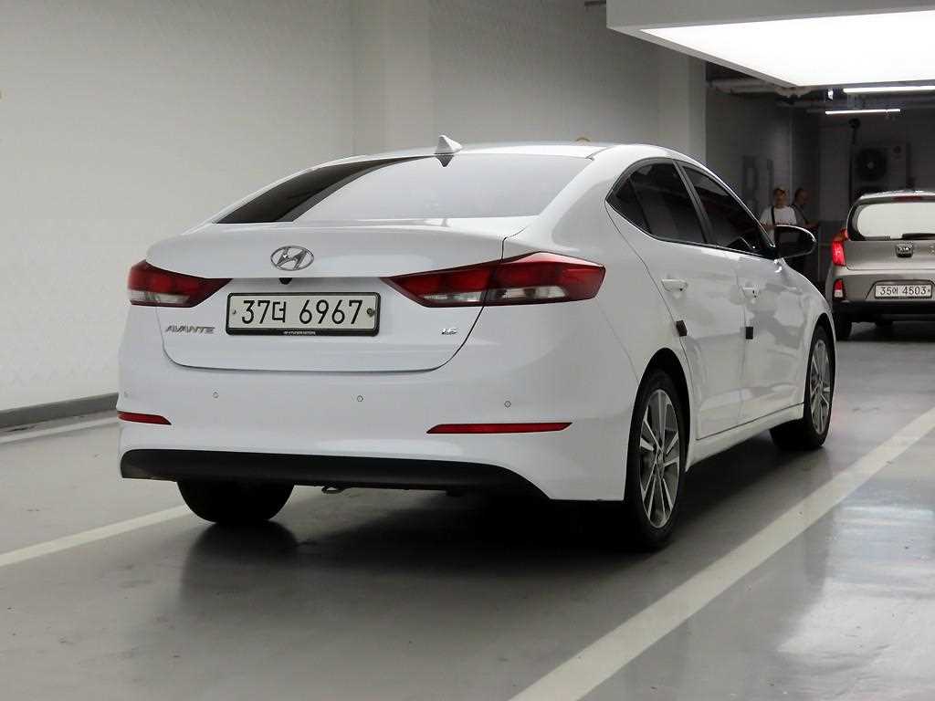 HYUNDAI Avante - Vista 6