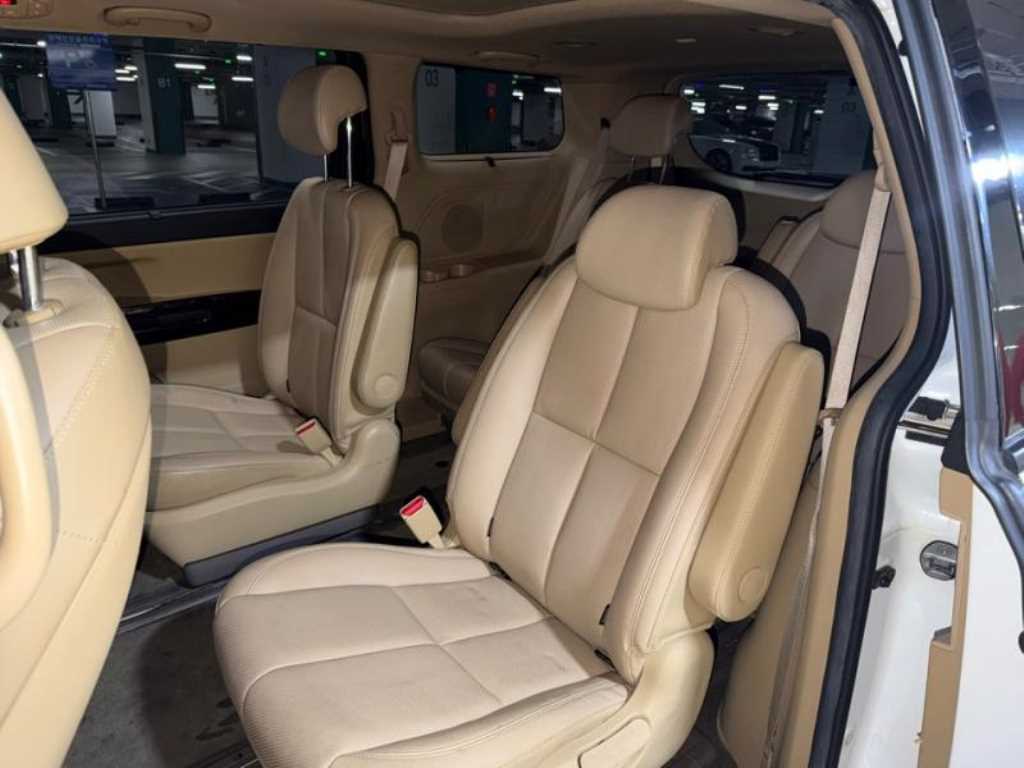KIA Carnival - Vista 9