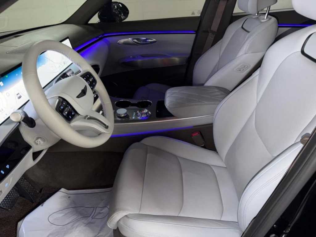 Genesis GV70 - Vista 8