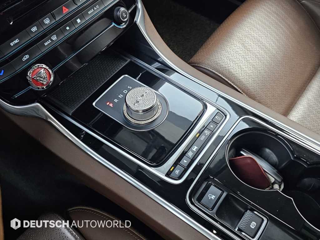 Jaguar XE - Vista 11