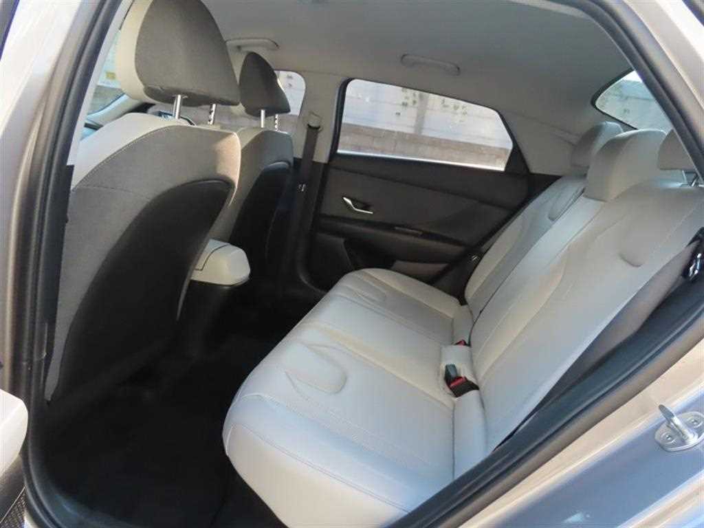 HYUNDAI Avante - Vista 9