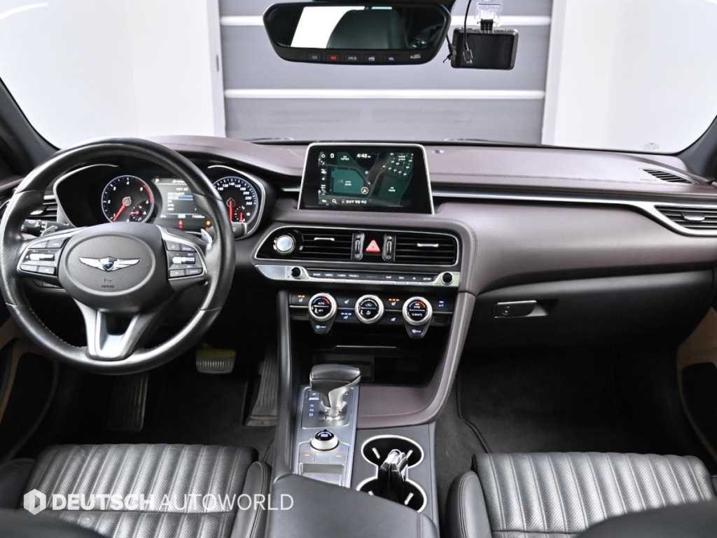 Genesis G70 - Vista 9