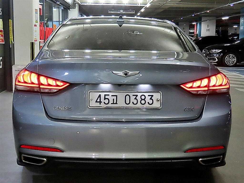 HYUNDAI Genesis - Vista 7