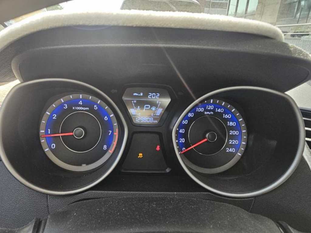 HYUNDAI Avante - Vista 3