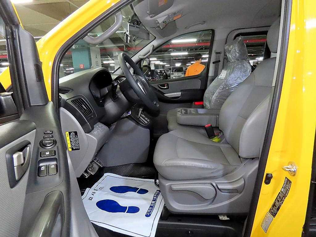 HYUNDAI Starex - Vista 8