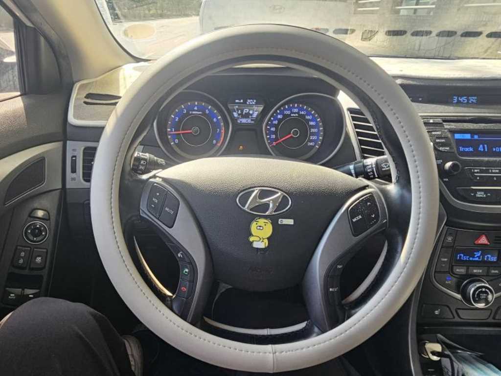 HYUNDAI Avante - Vista 9