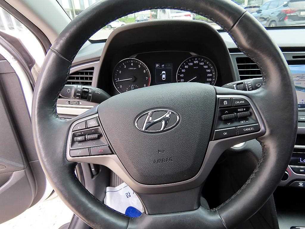 HYUNDAI Avante - Vista 10