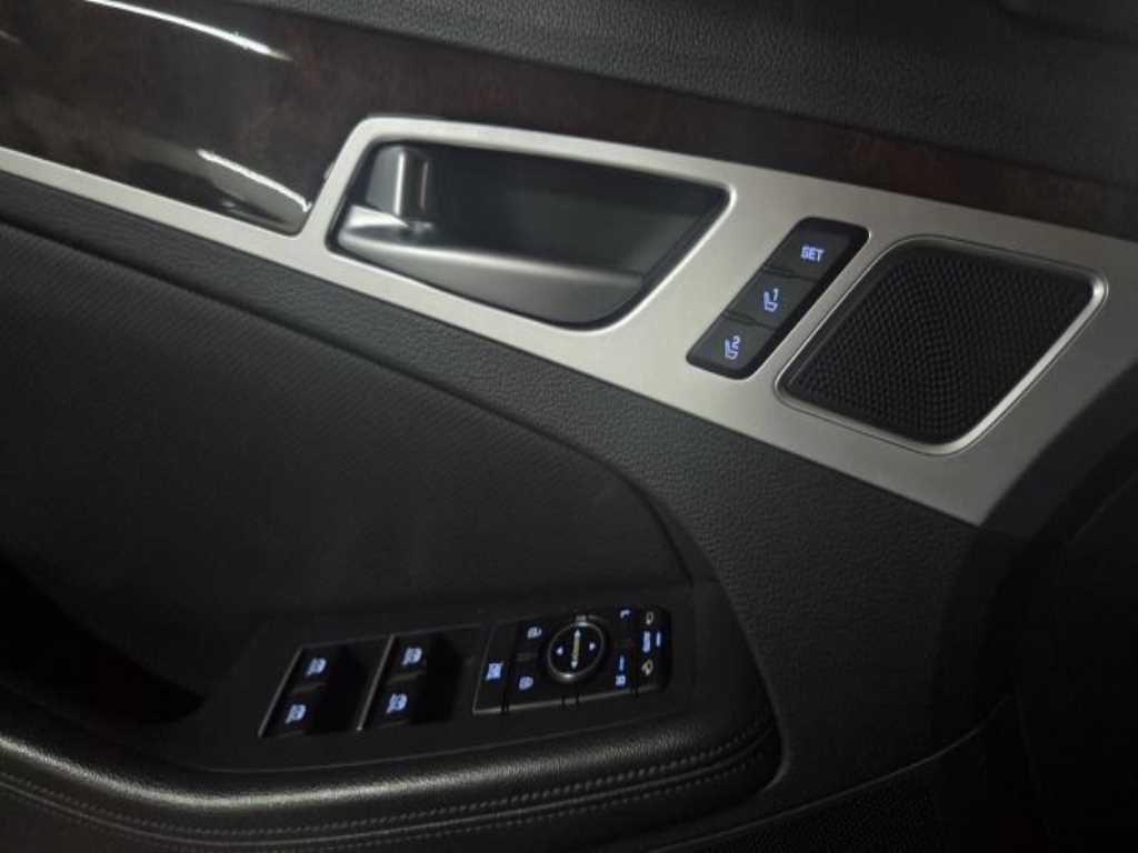 HYUNDAI Genesis - Vista 10