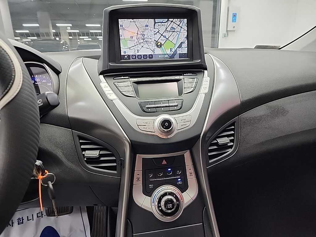 HYUNDAI Avante - Vista 12