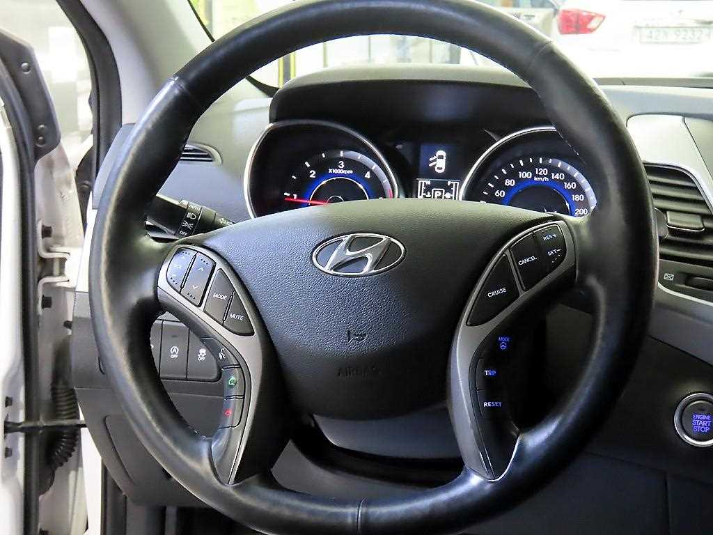 HYUNDAI Avante - Vista 10