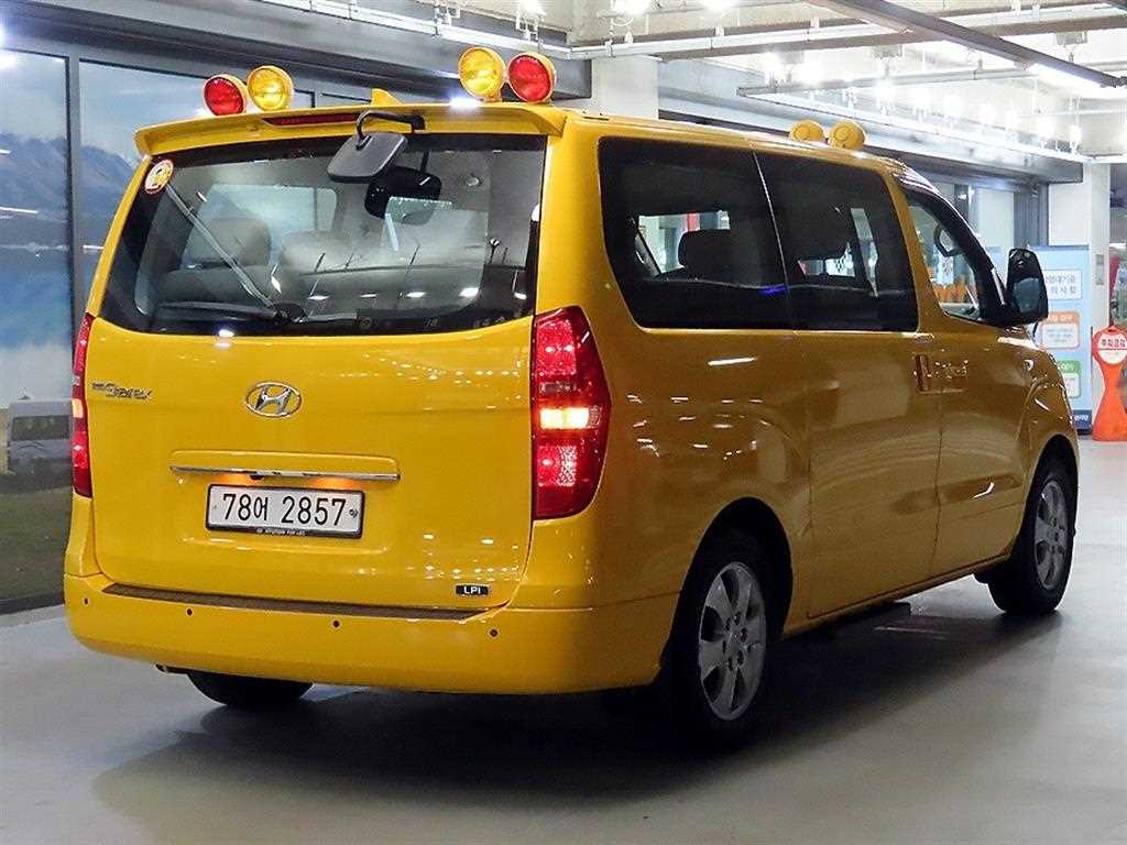 HYUNDAI Starex - Vista 6