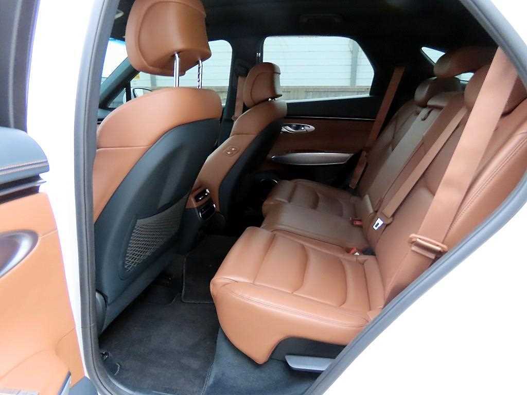 Genesis GV70 - Vista 8