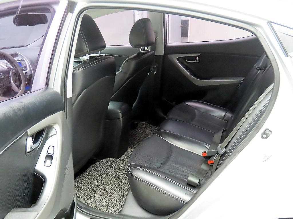 HYUNDAI Avante - Vista 8
