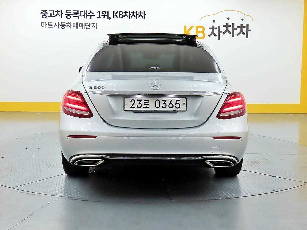 Mercedes Benz E class - Vista 3