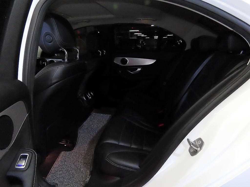 Mercedes Benz C Class - Vista 9