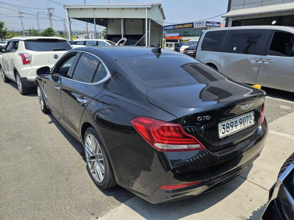 Genesis G70 - Vista 3