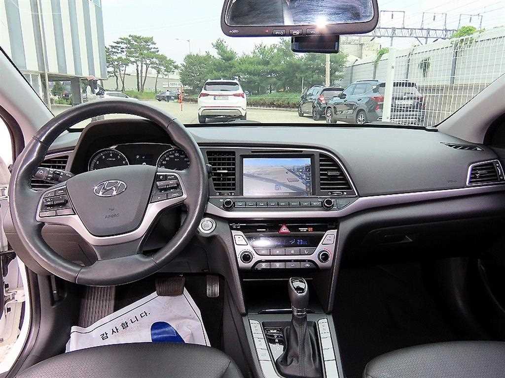 HYUNDAI Avante - Vista 9