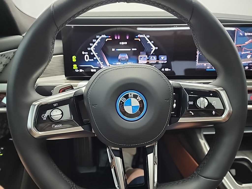 BMW i7 - Vista 11