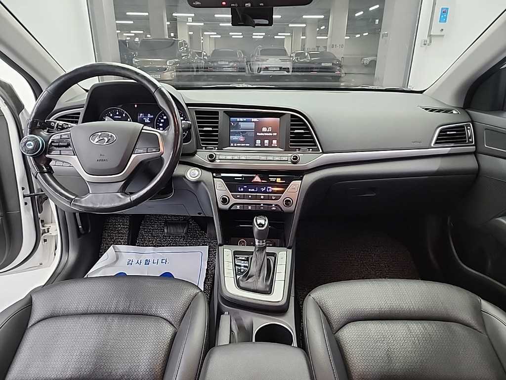 HYUNDAI Avante - Vista 10