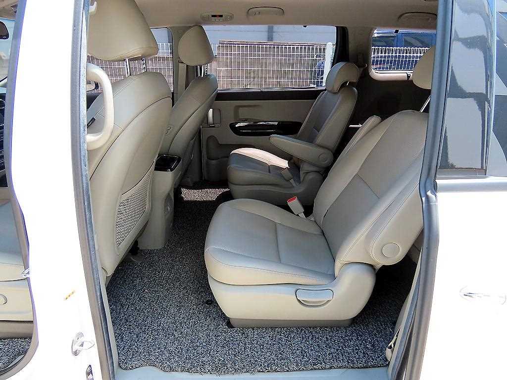 KIA Carnival - Vista 8