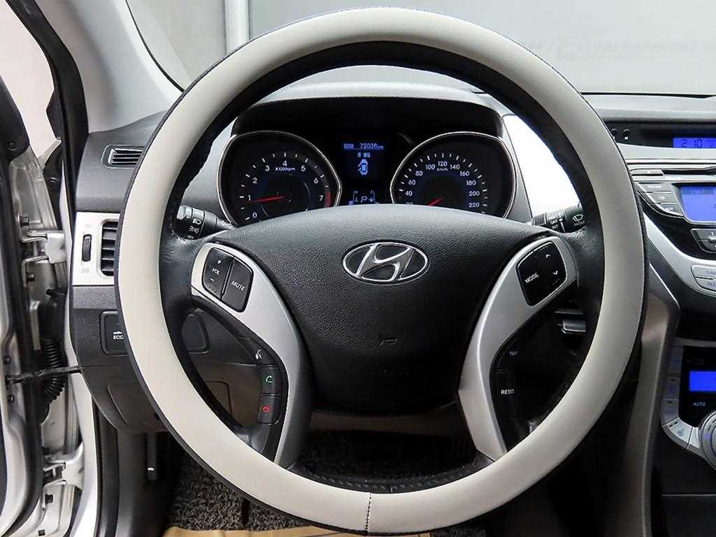 HYUNDAI Avante - Vista 11